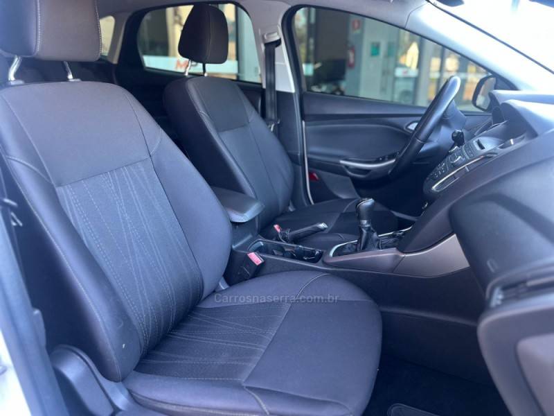 FORD - FOCUS - 2017/2018 - Branca - R$ 69.500,00
