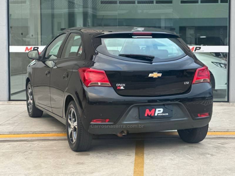 CHEVROLET - ONIX - 2018/2019 - Preta - R$ 70.000,00