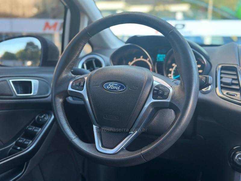 FORD - FIESTA - 2015/2016 - Prata - R$ 54.900,00