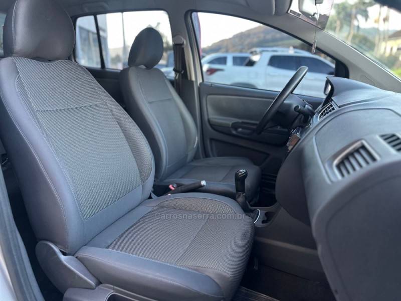 VOLKSWAGEN - FOX - 2011/2012 - Prata - R$ 39.500,00