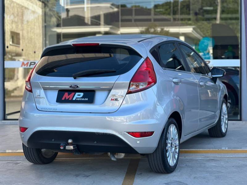 FORD - FIESTA - 2015/2016 - Prata - R$ 54.900,00