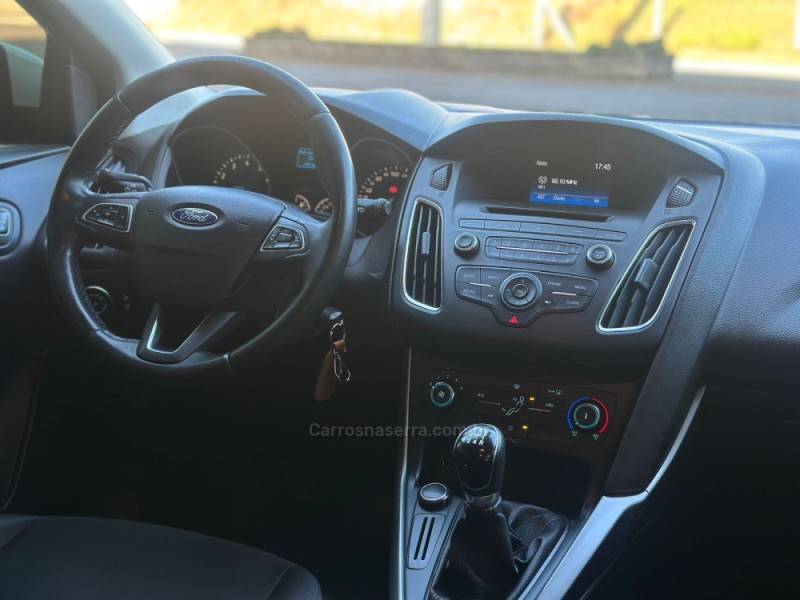 FORD - FOCUS - 2017/2018 - Branca - R$ 69.500,00