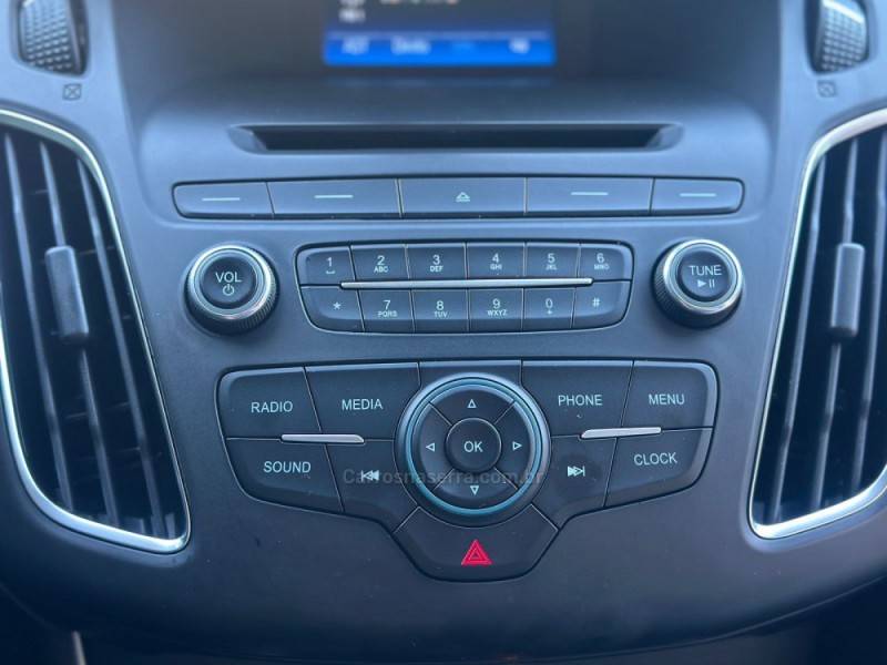 FORD - FOCUS - 2017/2018 - Branca - R$ 69.500,00
