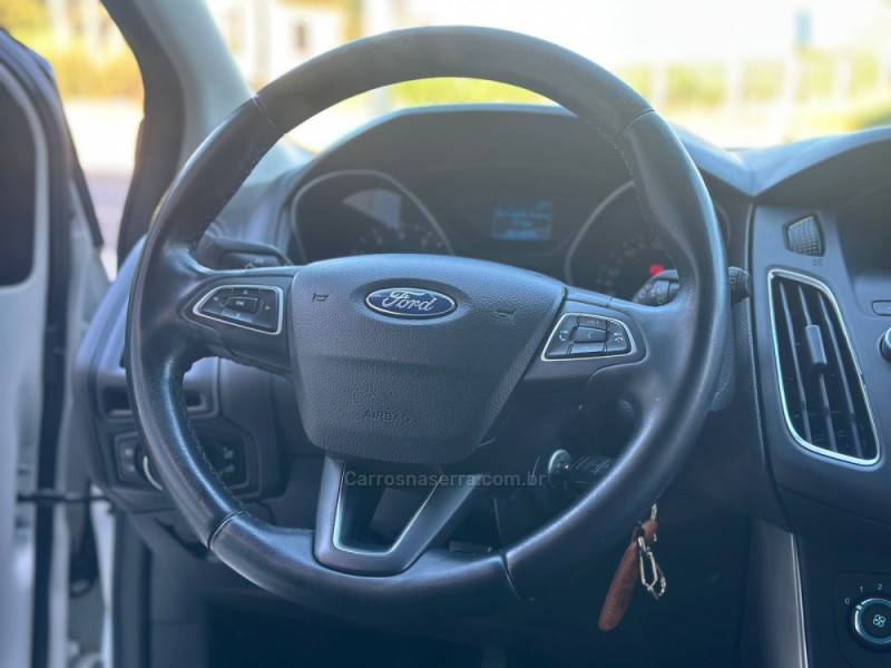 FORD - FOCUS - 2017/2018 - Branca - R$ 69.500,00