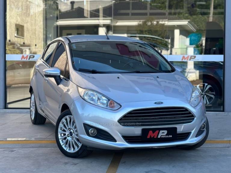 FORD - FIESTA - 2015/2016 - Prata - R$ 54.900,00