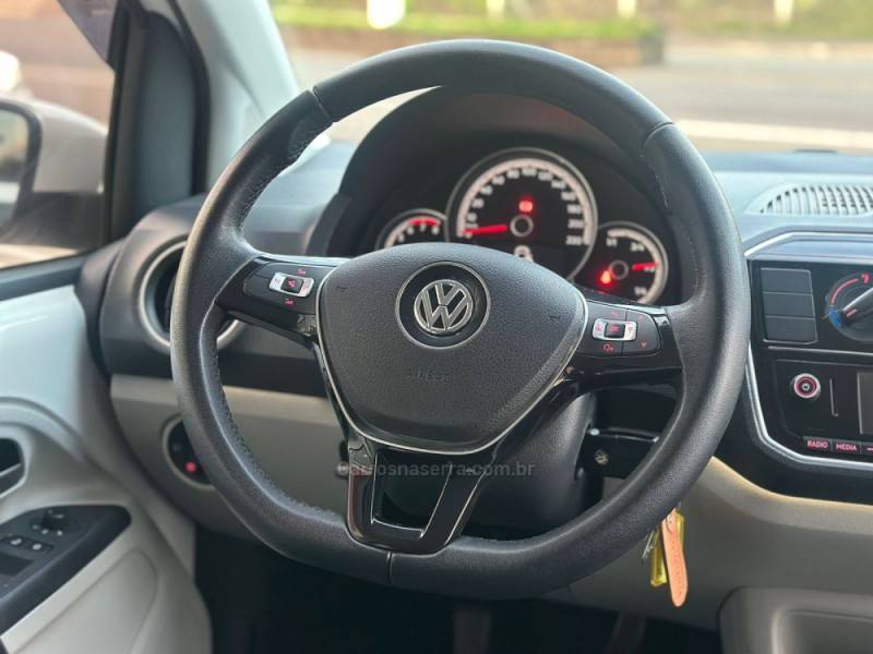 VOLKSWAGEN - UP - 2017/2018 - Branca - R$ 61.900,00