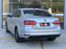 VOLKSWAGEN - JETTA - 2014/2014 - Prata - R$ 78.900,00