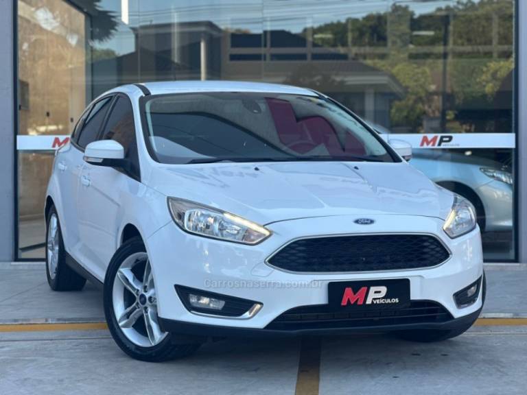FORD - FOCUS - 2017/2018 - Branca - R$ 69.500,00