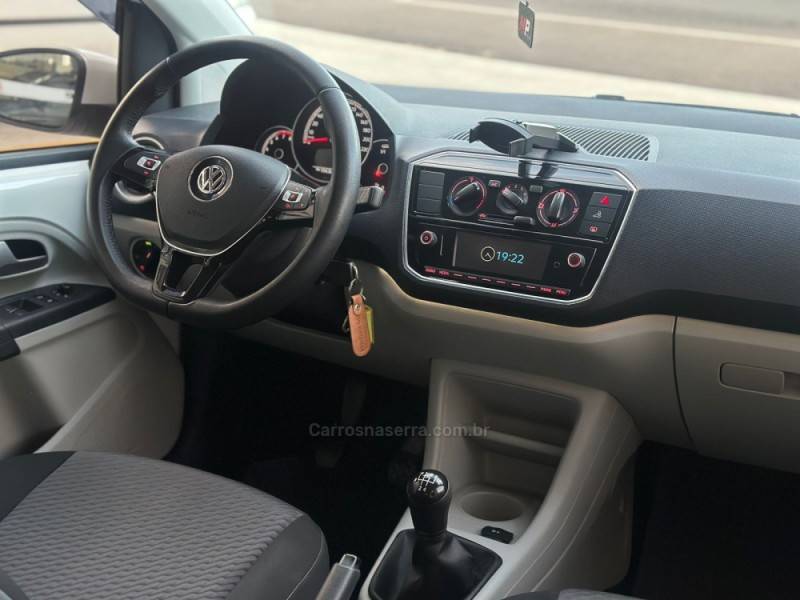 VOLKSWAGEN - UP - 2017/2018 - Branca - R$ 61.900,00