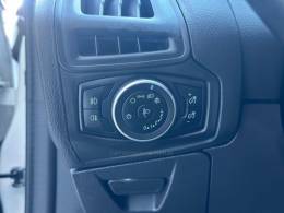 FORD - FOCUS - 2017/2018 - Branca - R$ 69.500,00