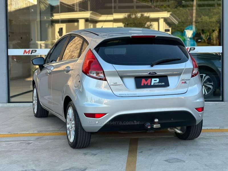 FORD - FIESTA - 2015/2016 - Prata - R$ 54.900,00
