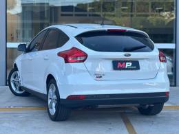 FORD - FOCUS - 2017/2018 - Branca - R$ 69.500,00