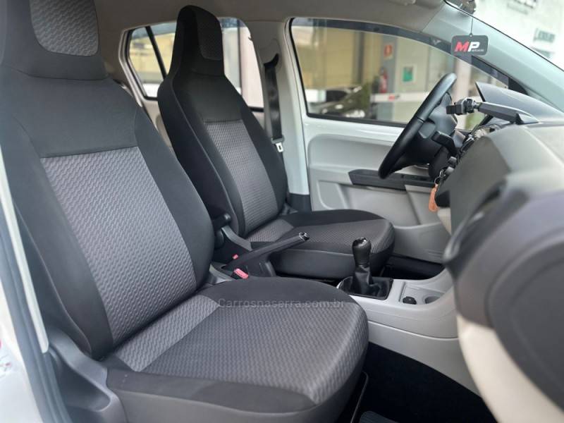 VOLKSWAGEN - UP - 2017/2018 - Branca - R$ 61.900,00