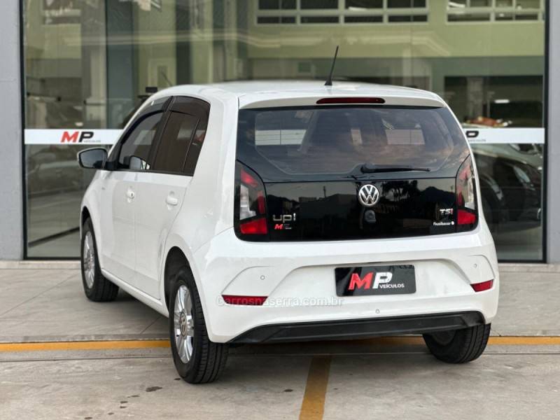VOLKSWAGEN - UP - 2017/2018 - Branca - R$ 61.900,00