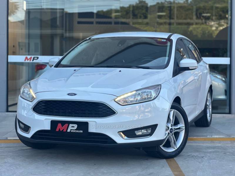 FORD - FOCUS - 2017/2018 - Branca - R$ 69.500,00