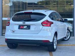 FORD - FOCUS - 2017/2018 - Branca - R$ 69.500,00