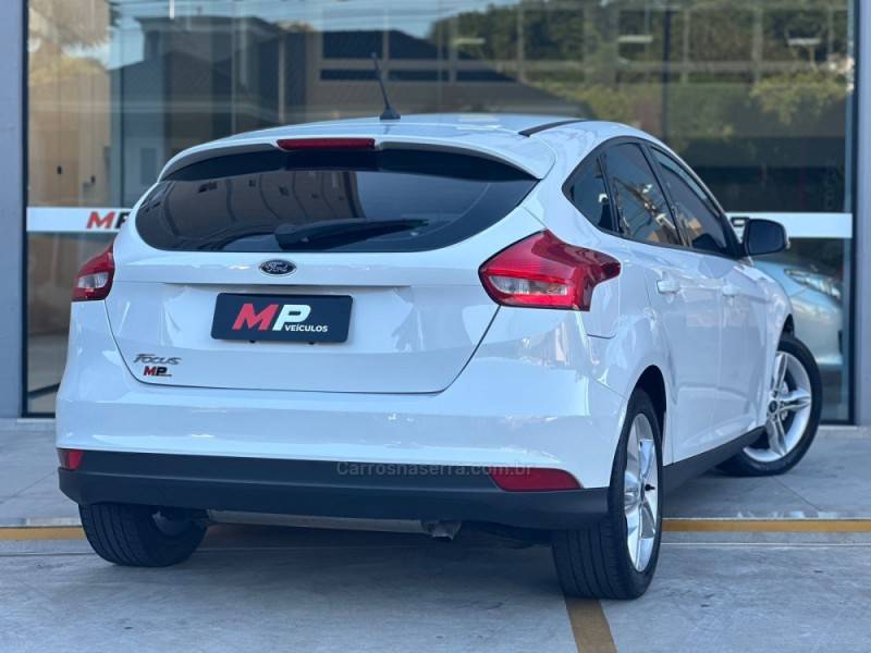 FORD - FOCUS - 2017/2018 - Branca - R$ 69.500,00