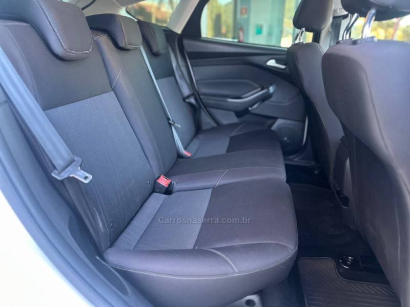 FORD - FOCUS - 2017/2018 - Branca - R$ 69.500,00