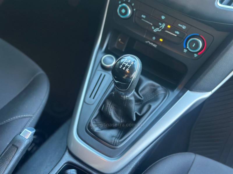 FORD - FOCUS - 2017/2018 - Branca - R$ 69.500,00