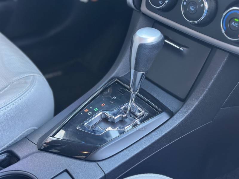 TOYOTA - COROLLA - 2017/2018 - Prata - R$ 95.900,00